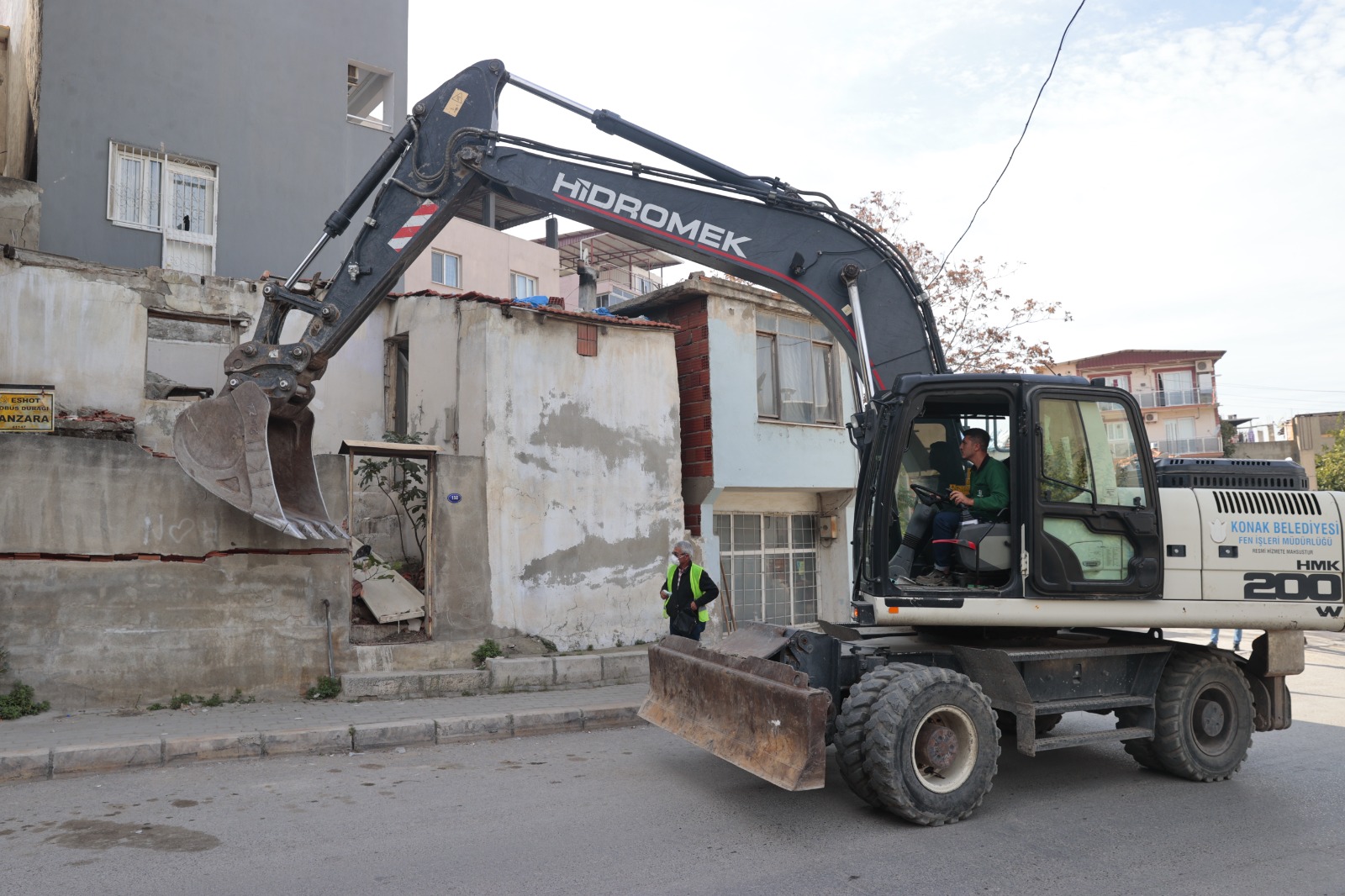 Konak’ta Metruk Yapıların Yıkımı Devam Ediyor